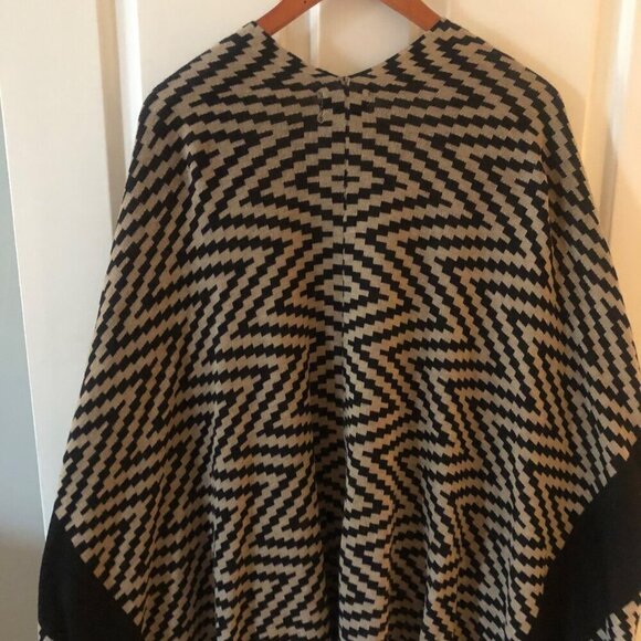 Women's Joseph A Aztec Zig Zag One Size Shawl Poncho Black & Beige - Picture 9 of 11